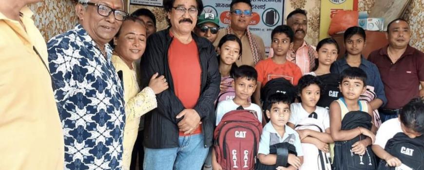 विराटनगरमा ‘हाम्रो समाज’द्वारा विपन्न विद्यार्थीलाई शैक्षिक सहयोग